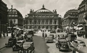 Circulation devant l'Opéra Garnier 1930