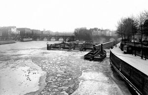 La Seine gelée, vue de l'écluse et du Pont-Neuf (© Neurdein / Roger-Viollet) 1891