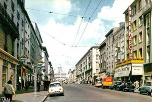 Véhicules dans la rue commerçante 1965