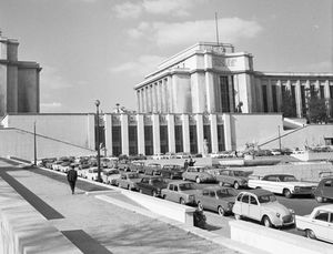 Véhicules sous l'esplanade du Trocadero, et le Palais de Chaillot 1960
