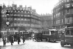 Circulation devant l'Hôtel du Louvre 1920
