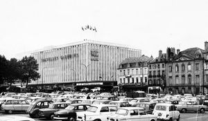 L’ancien parking place de la République, puis aménagé en parking payant, et les Nouvelles Galeries 1964