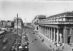 Véhicules garés devant l'Opéra 1955