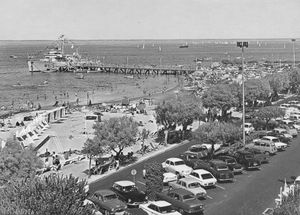 Véhicules devant la plage et le débarcadère du Moullau 1960