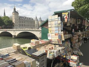 Bouquinistes sur les quais de la Seine 2017
