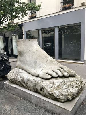 Sculpture monumentale sur le trottoir 2017