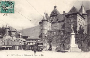 Sur la place du Château de Vizille 1910