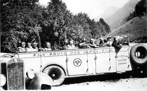 Excursions sur les cols alpins en autocars pour les touristes en 1925 1925