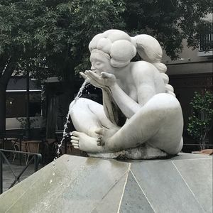 Fontaine et sculpture place du Marché 2018