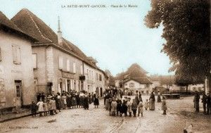 La Bâtie Montgascon, attente du Tram place de la Mairie 1910