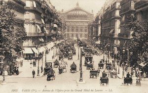avenue de l'Opéra prise du Grand Hôtel du Louvre 1900