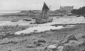 Plage de l’île, avec son activité de pêche et de conserve de la sardine 1910