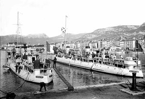 L’Arbalète et le Mousqueton à quai à Toulon  1914