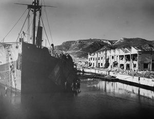 Arsenal de Toulon en ruines en 1944 (photo Dale Rooks) 1944