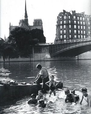 Baignade dans la Seine devant Notre-Dame de Paris 1930