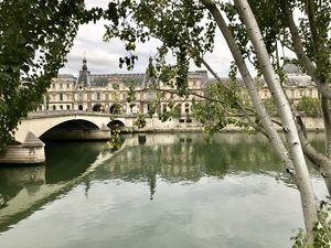Vue sur le pont du Carrousel et le Louvre 2017