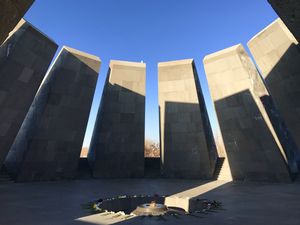 La flamme du Mémorial du génocide arménien 2017