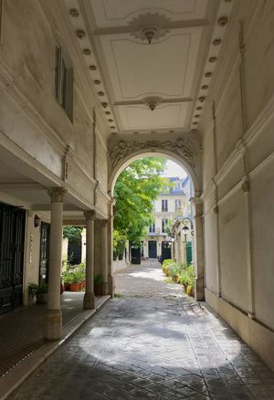 Hall d'entrée d'immeuble parisien 2018