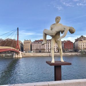 Passerelle du Palais de Justice avec statue "The weight of One Self" 2018