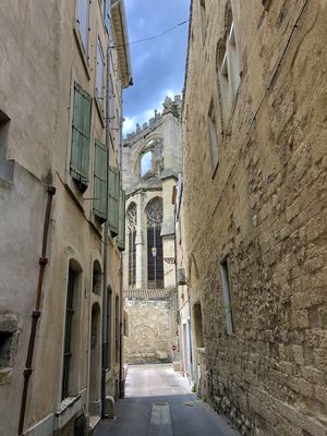 Ruelle face à la cathédrale de Narbonne 2019