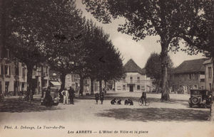 LES ABRETS - L'HOTEL DE VILLE ET LA PLACE 1900