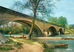 LES AVENIERES, Pont d'Evieu, sur le Rhône avec barque 1955