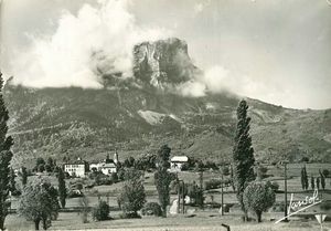 Vue sur le sanctuaire de Notre Dame de Myans et le mont Granier 1940