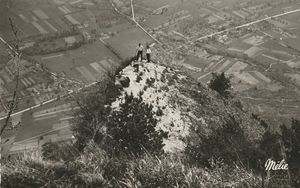 Saint Hilaire du Touvet, le Bec Margain dominant la vallée, vue de la table d'orientation 1950