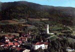 Pontcharra, St Maximin, le village et la tour d'Avalon 1970