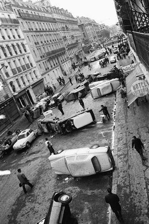 Rue Gay-Lussac, des voitures renversées au cours de violents affrontements 1968