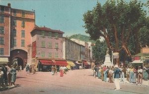 HYERES, Place Clémenceau et sa vieille Porte 1951