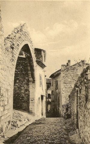Hyeres pittoresque: vieille porte des Princes, quartier Saint Paul 1910