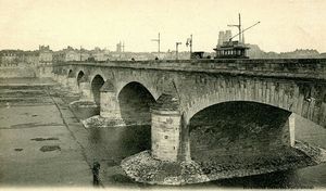 La traversée de la Loire en tramway sur le Pont Royal (aujourd'hui pont George V) 1906