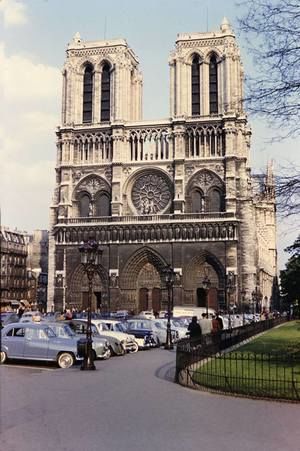 Parking sur le parvis Notre-Dame de Paris, 1960 1960