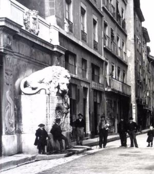 Rue Saint-Laurent et la Fontaine au Lion 1899