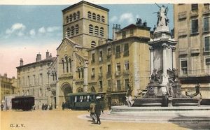 Place Notre Dame, la fontaine des Trois Ordres et la Cathédrale 1900