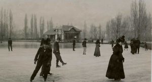 Lieu de loisir avec patinage sur glace sur l'Isère vers 1900 1900