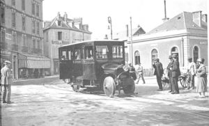 Autobus SAURER à coté de la gare de Grenoble en 1920 1920