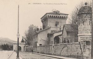 La dernière Tour des remparts , aujourd'hui reliée au Musée de Grenoble 1900