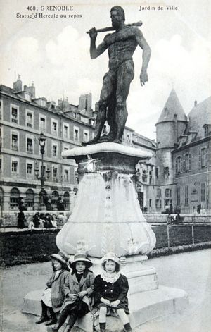 Au Jardin de Ville, la Statue d'Hercule 1902