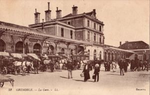 La gare PLM au début du xxe siècle, avec de nombreux fiacres qui attendent les voyageurs 1910