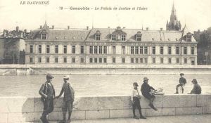 Enfants sur les quais de l'Isère face au Palais de Justice 1900