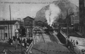 Passage à niveau du cours Berriat, du train à vapeur au train électrique, du tramway au bus. 1900