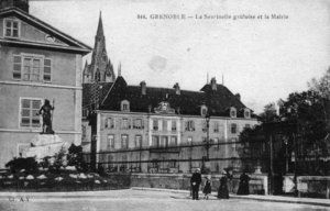 Le jardin de Ville, depuis les quais, avec la statue de la Sentinelle Gauloise 1900