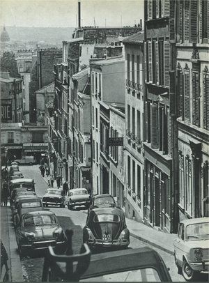Vue depuis la rue Lepic, vers le bas de la rue Tholozé 1962