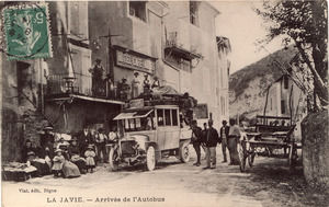 L'arrivée de l'autobus à la Javie, devant l'ancien hôtel-café des Alpes 1914