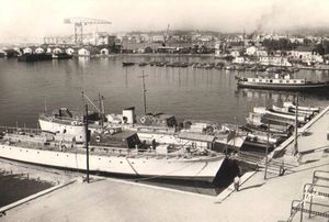 Les deux vedettes qui faisaient la navette Toulon-Porquerolles 1954