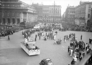 Carnaval de Bordeaux. Le défilé des chars, place de la Comédie (Archives Sud Ouest) 1949