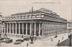 Vehicules devant Le Grand Théâtre Opéra 1905