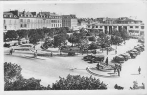 Véhicules sur la place Clémenceau 1930